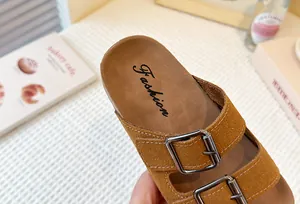 Detalle de sandalia con hebilla marrón mate para niñas con suela blanda retro