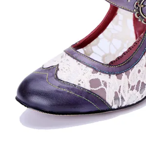 Détail gros plan de sandales vintage en cuir violet avec patchwork de dentelle blanche.