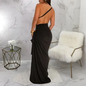 Vue détaillée d'une robe longue noire sexy à une épaule avec fente latérale et dos nu