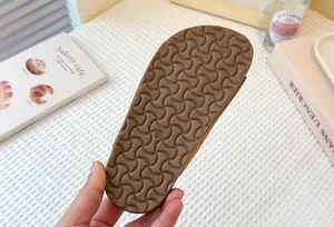Primer plano detallado de la suela blanda antideslizante retro para sandalias de niña