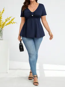 Elegante top blu scuro con scollo a V, bottone e outfit con jeans skinny azzurri.