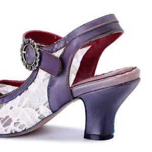 Détail de sandales vintage en cuir violet à petit talon avec dentelle blanche délicate