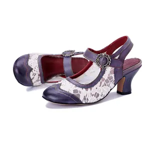 Détail des sandales vintage en cuir violet avec patchwork de dentelle et talon carré
