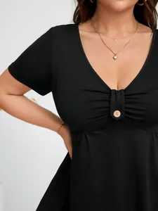 Primo piano di un top nero da donna con scollo a V e bottone decorativo sul petto