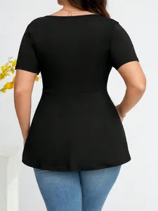 Vista posteriore di un top nero a maniche corte da donna con vita a peplo