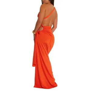 Vue arrière d'une robe asymétrique orange vif avec dos nu et fente latérale élégante