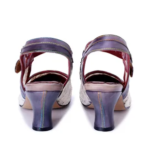 Vue arrière de sandales en cuir faites main avec coutures colorées et dentelle