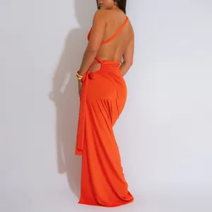 Vue arrière détaillée d'une robe longue orange à une épaule avec découpe latérale