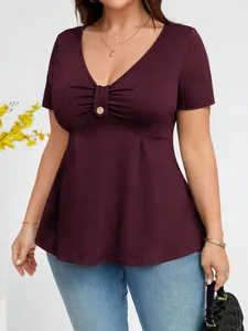 Dettaglio maglia bordeaux scollo a V maniche corte con bottone sul petto e vita sfiancata