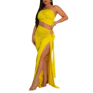 Détail d'une robe longue bustier jaune avec fente haute et découpe à la taille.