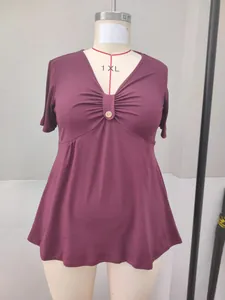Vista dettagliata del top viola da donna con scollo a V, arricciatura e bottone decorativo.