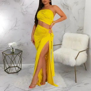 Détail de l'ensemble robe longue sexy jaune sans bretelles à deux pièces avec fente haute