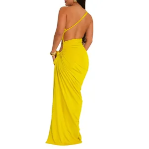 Vue arrière détaillée d'une robe de soirée longue jaune à une épaule nue
