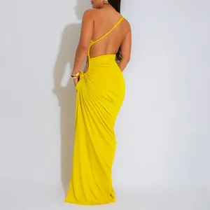 Vue arrière détaillée d'une robe longue sexy jaune à une épaule et dos nu plissé