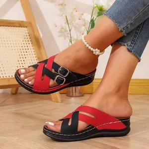 Sandales compensées élégantes rouge et noir pour femmes avec bout ouvert confortable