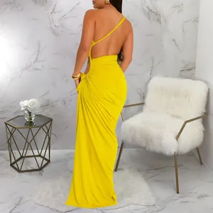 Vue arrière d'une robe longue dos nu jaune élégante à une épaule avec détails drapés.
