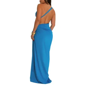 Vue arrière d'une robe maxi bleue sexy à une épaule dénudée et dos nu élégant.