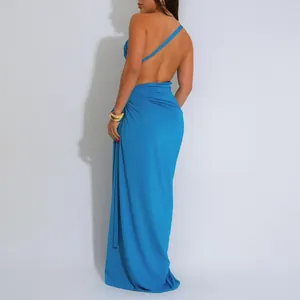Vue arrière d'une robe longue sexy bleue à une épaule dénudée avec drapé latéral