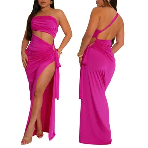Détail avant et arrière d'une robe longue fuchsia à une épaule et fente haute.