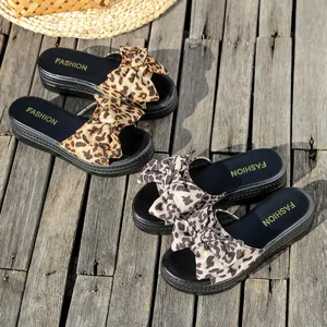 Elegantes sandalias de plataforma con estampado de leopardo y lazos decorativos mujer
