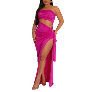 Robe maxi rose sexy sans bretelles avec fente haute et découpe à la taille pour fête.