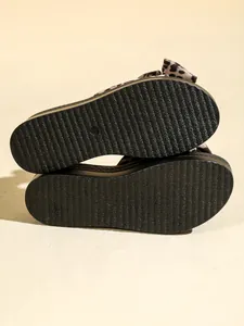 Detalle de la suela de goma antideslizante texturizada de las sandalias con plataforma