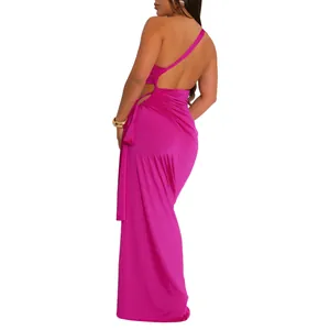 Vue arrière d'une robe longue fuchsia dos nu avec découpe latérale