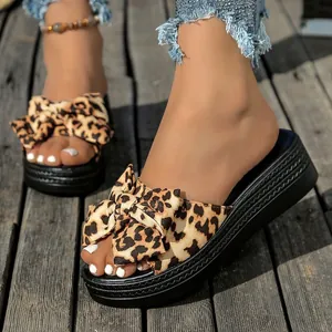 Primer plano de sandalias con plataforma de leopardo y lazo para mujer