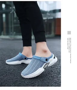Λεπτομερής προβολή των ανδρικών γαλάζιων mesh clogs με χοντρές λευκές σόλες και άνεση.