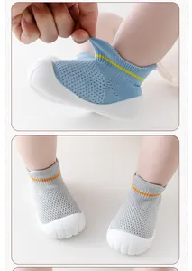 Vue détaillée de chaussures de marche bébé en maille respirante avec semelles en gomme souple