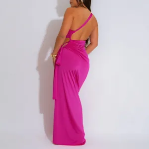 Vue arrière montrant le dos nu et les détails découpés de cette robe de soirée fuchsia.