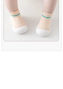 Vue détaillée de chaussures de marche tricotées pour bébé avec semelle souple antidérapante