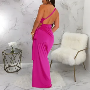 Vue arrière d'une robe longue fuchsia sexy à une épaule avec fente latérale