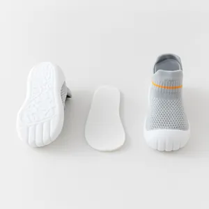 Chaussures de marche respirantes en tricot gris pour bébé avec semelle en caoutchouc souple