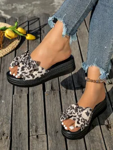 Vista detallada de las sandalias de plataforma con estampado de leopardo y gran lazo