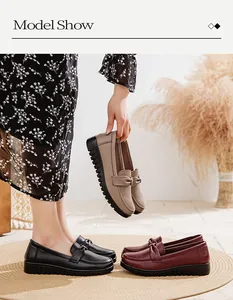 Vue détaillée des mocassins en cuir pour femmes en noir, beige et bordeaux