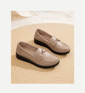 Détail de chaussures en cuir véritable pour femmes avec nœud décoratif et semelle antidérapante
