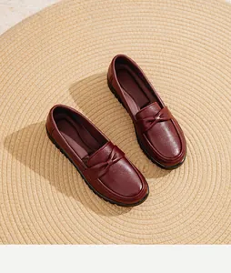 Vue détaillée de mocassins en cuir véritable bordeaux avec nœud et semelle souple