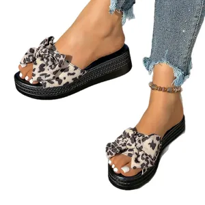 Elegantes sandalias de plataforma para mujer con lazo de leopardo y suela gruesa moderna.