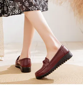 Vue détaillée des mocassins en cuir bordeaux pour femmes avec semelles plates et souples.