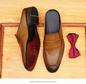 Vista detallada de mules de cuero perforado marrón para hombre con punta
