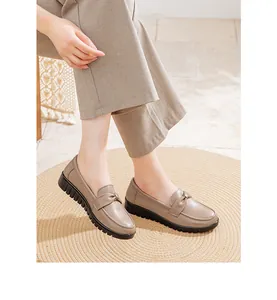 Gros plan de mocassins confortables en cuir véritable pour femmes avec semelles souples.