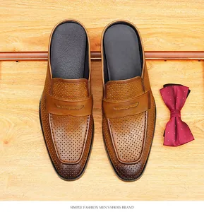 Detalle de los mocasines de cuero marrón para hombre con un diseño calado y transpirable