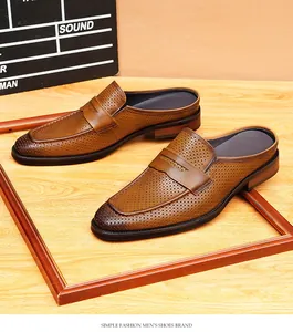 Mules clásicos de cuero perforado marrón para hombre con un elegante diseño casual