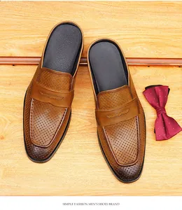 Primer plano de cuero marrón perforado en mocasines casuales de negocios para hombre