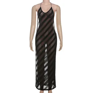 Vista frontal del sexy vestido largo a rayas transparentes con ajuste ceñido