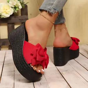 Eleganti sandali rossi con zeppa e fiocco per donna con suola platform nera intrecciata