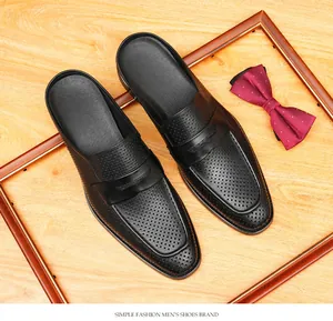 Vista superior de mocasines de cuero perforado negro para hombre con pajarita roja.