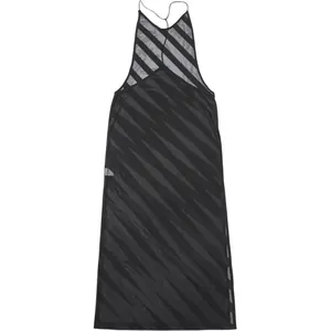 Vista detallada de vestido sexy de malla negra con rayas diagonales y espalda descubierta