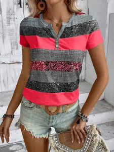 Haut décontracté à rayures pour femme avec col en V et motifs texturés rose et gris.